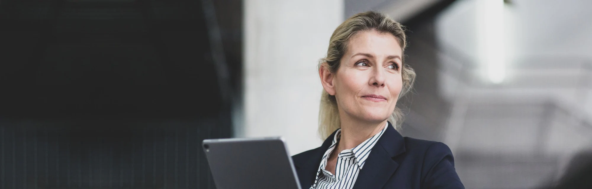 Woman using her tablet to sign on to  Swiss Online Bank SmartBanking for Business